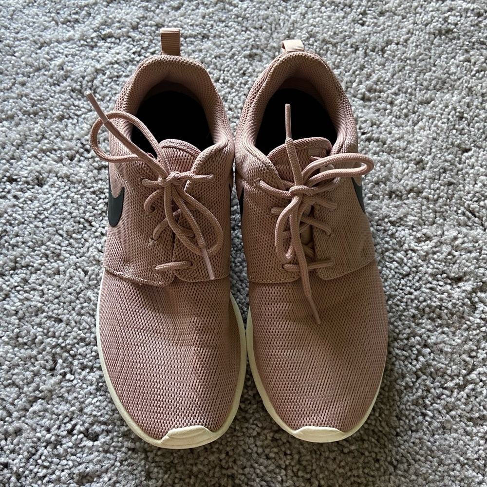 Nike roshe sneakers
